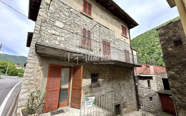 casa indipendente in vendita ad Adrara San Martino