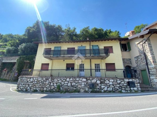 casa indipendente in vendita ad Adrara San Martino