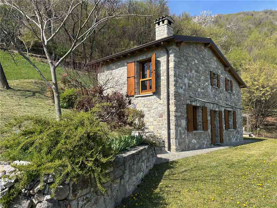 casa indipendente in vendita ad Adrara San Martino