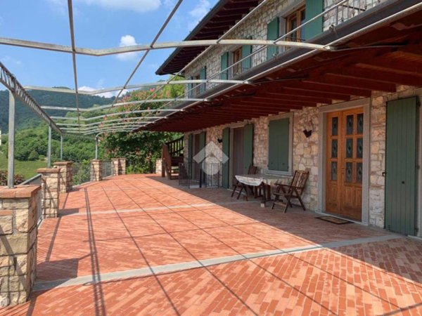 casa indipendente in vendita ad Adrara San Martino