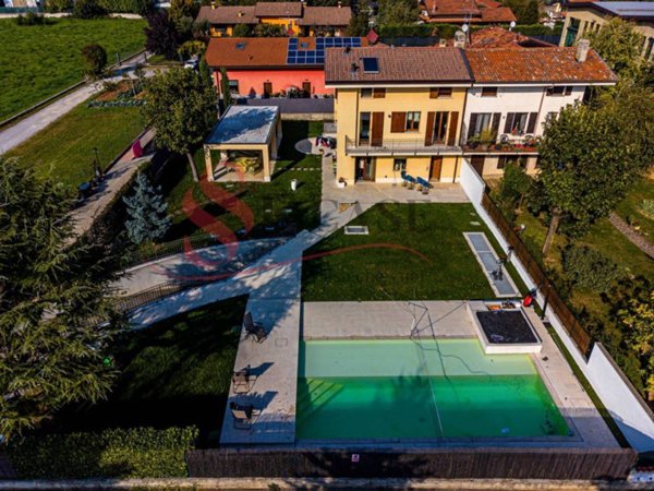 casa indipendente in vendita ad Adrara San Martino