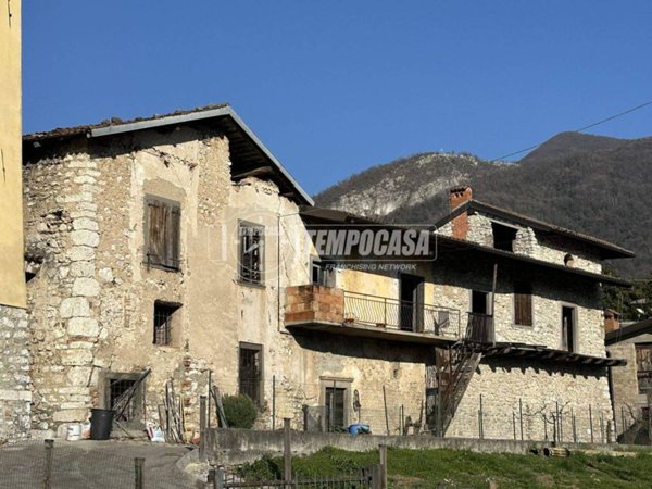 casa indipendente in vendita ad Adrara San Martino