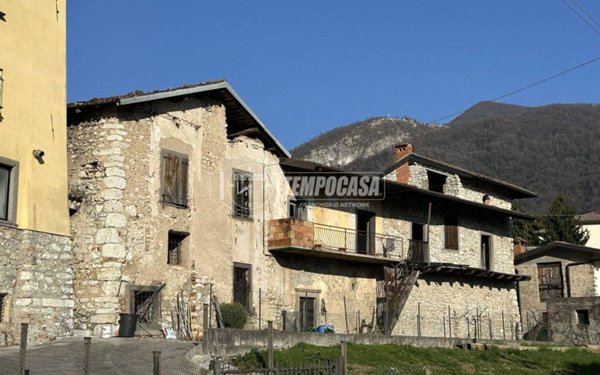 casa indipendente in vendita ad Adrara San Martino