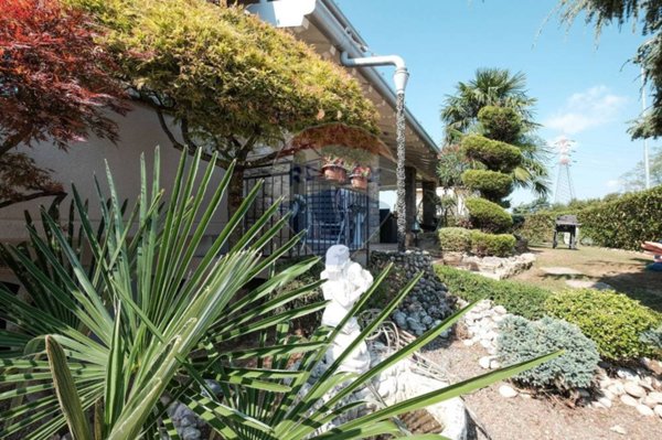 casa indipendente in vendita ad Adrara San Martino
