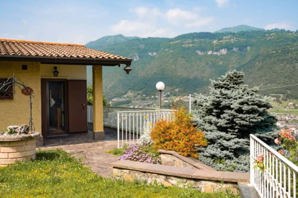 casa indipendente in vendita ad Adrara San Martino