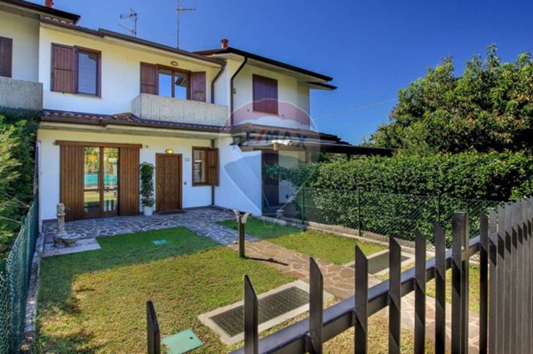 casa indipendente in vendita ad Adrara San Martino