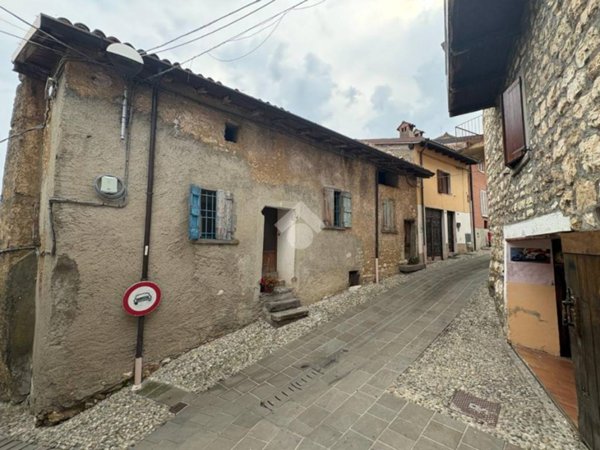 casa indipendente in vendita ad Adrara San Martino