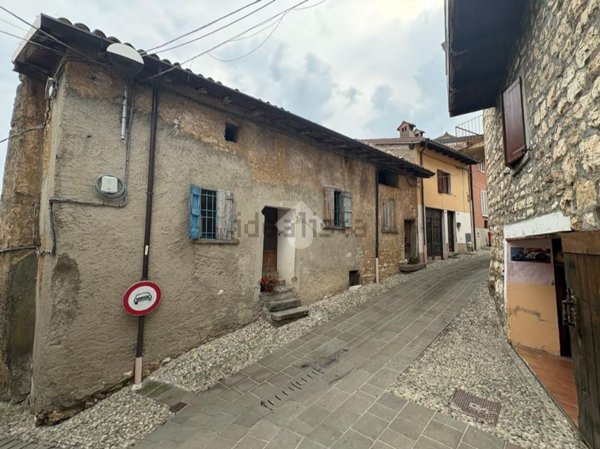 casa semindipendente in vendita ad Adrara San Martino