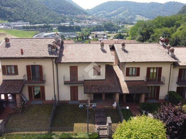 casa indipendente in vendita ad Adrara San Martino