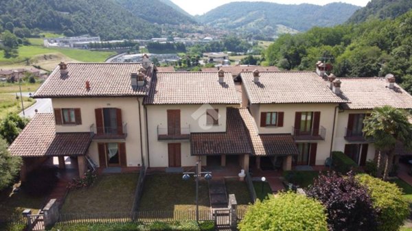 casa indipendente in vendita ad Adrara San Martino