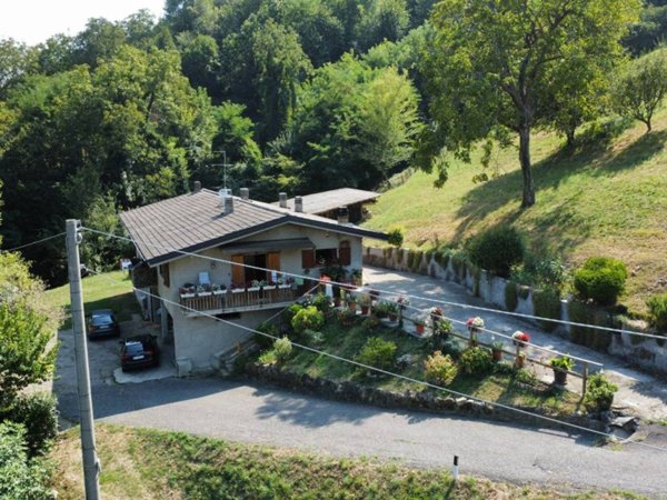 casa indipendente in vendita ad Adrara San Martino