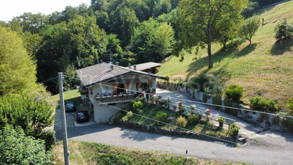 casa indipendente in vendita ad Adrara San Martino