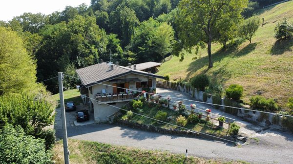 casa indipendente in vendita ad Adrara San Martino