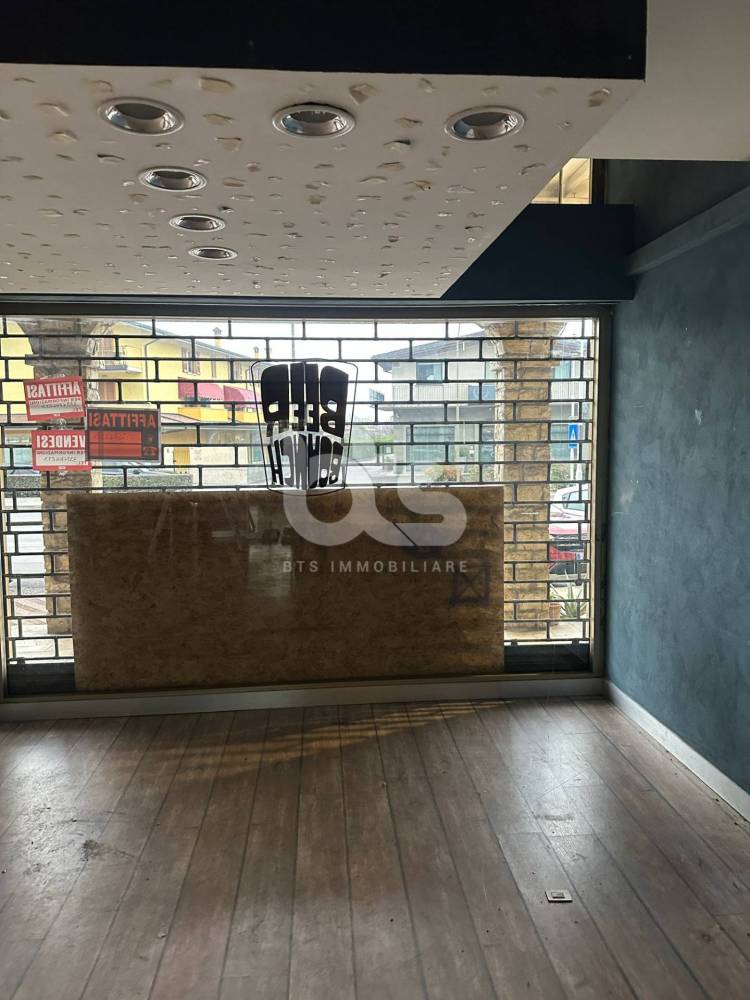 locale commerciale in vendita ad Adrara San Martino