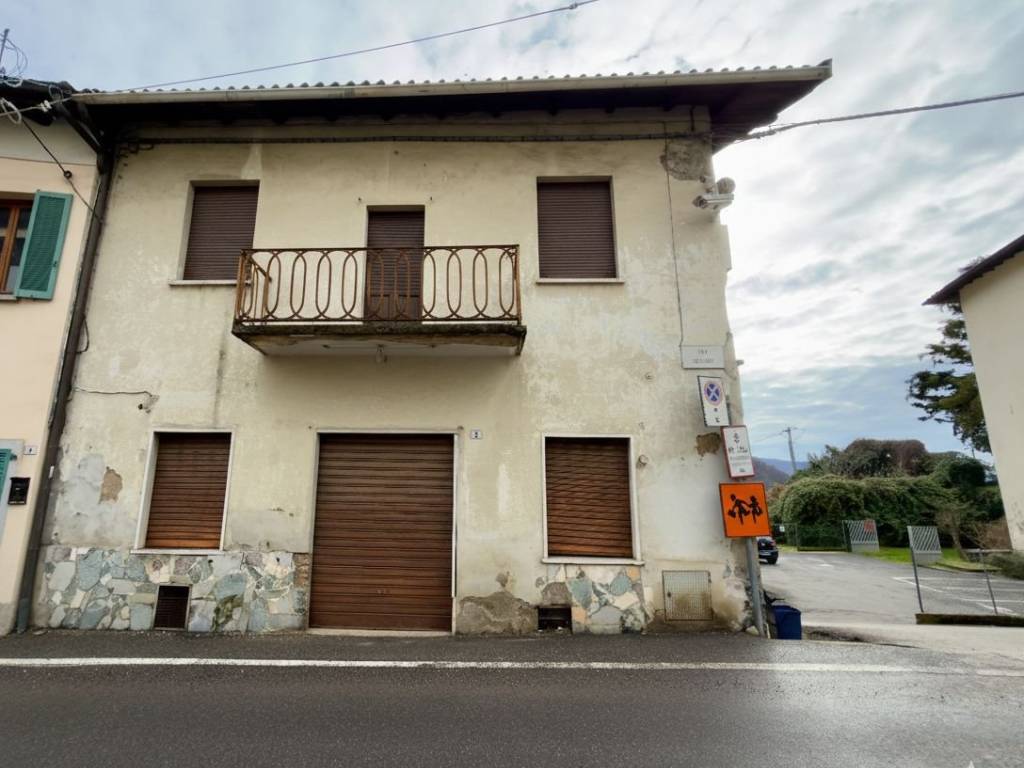 casa indipendente in vendita ad Adrara San Martino