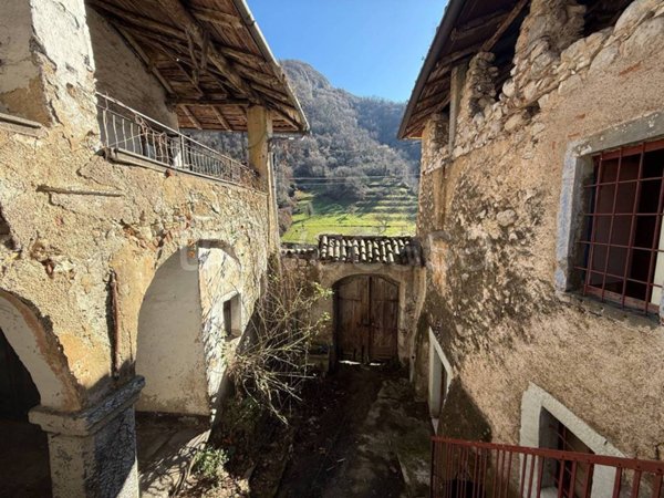 casa indipendente in vendita ad Adrara San Martino