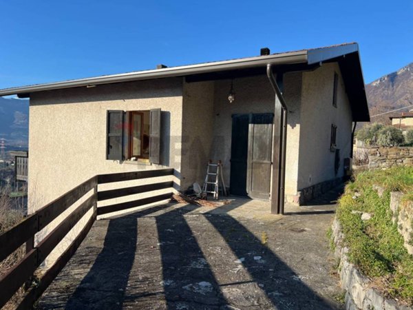 casa indipendente in vendita ad Adrara San Martino