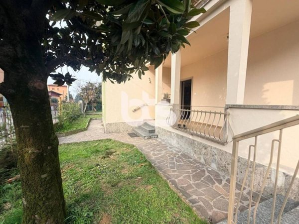 casa indipendente in vendita ad Adrara San Martino