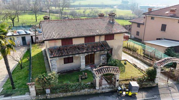 casa indipendente in vendita ad Adrara San Martino