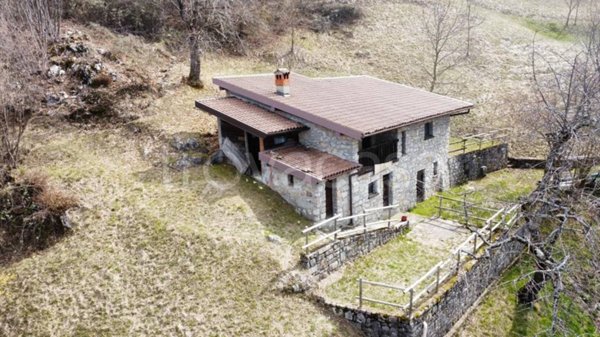 casa indipendente in vendita ad Adrara San Martino