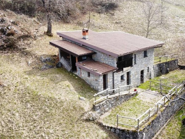 casa indipendente in vendita ad Adrara San Martino