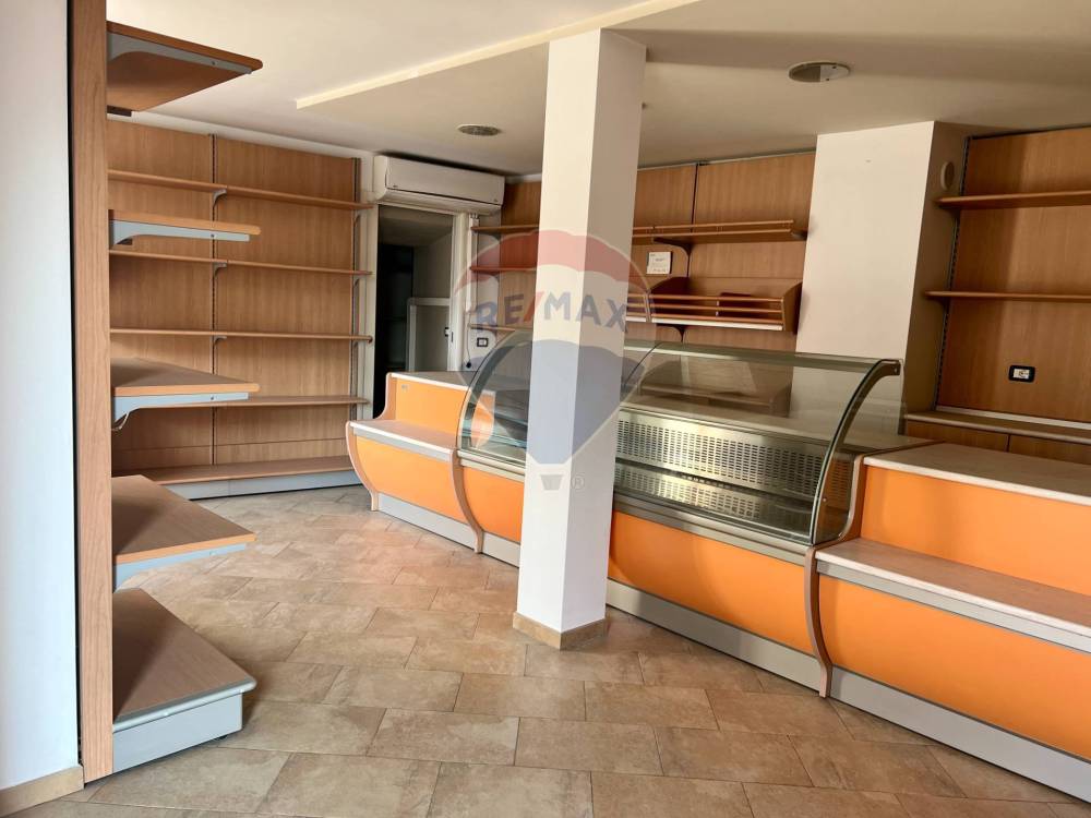 locale commerciale in vendita ad Adrara San Martino