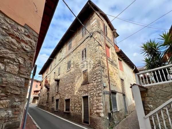 casa indipendente in vendita ad Adrara San Martino