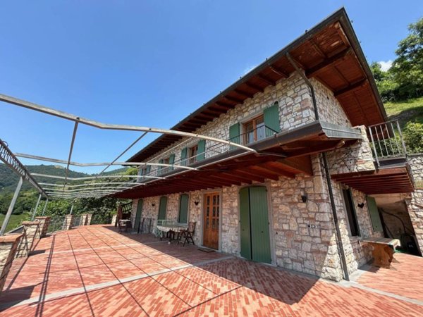 casa indipendente in vendita ad Adrara San Martino