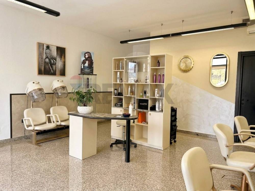 locale commerciale in vendita ad Adrara San Martino