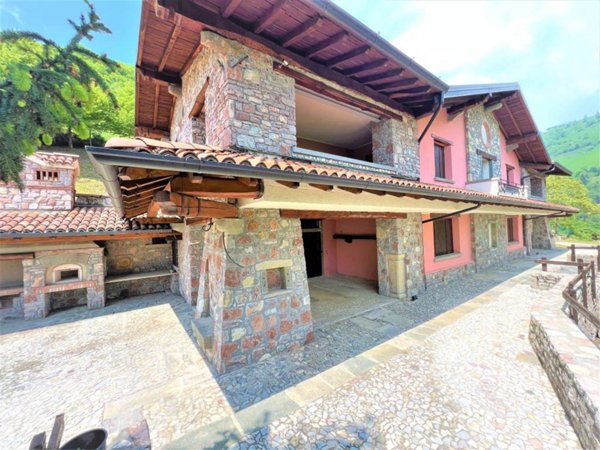 casa indipendente in vendita ad Adrara San Martino
