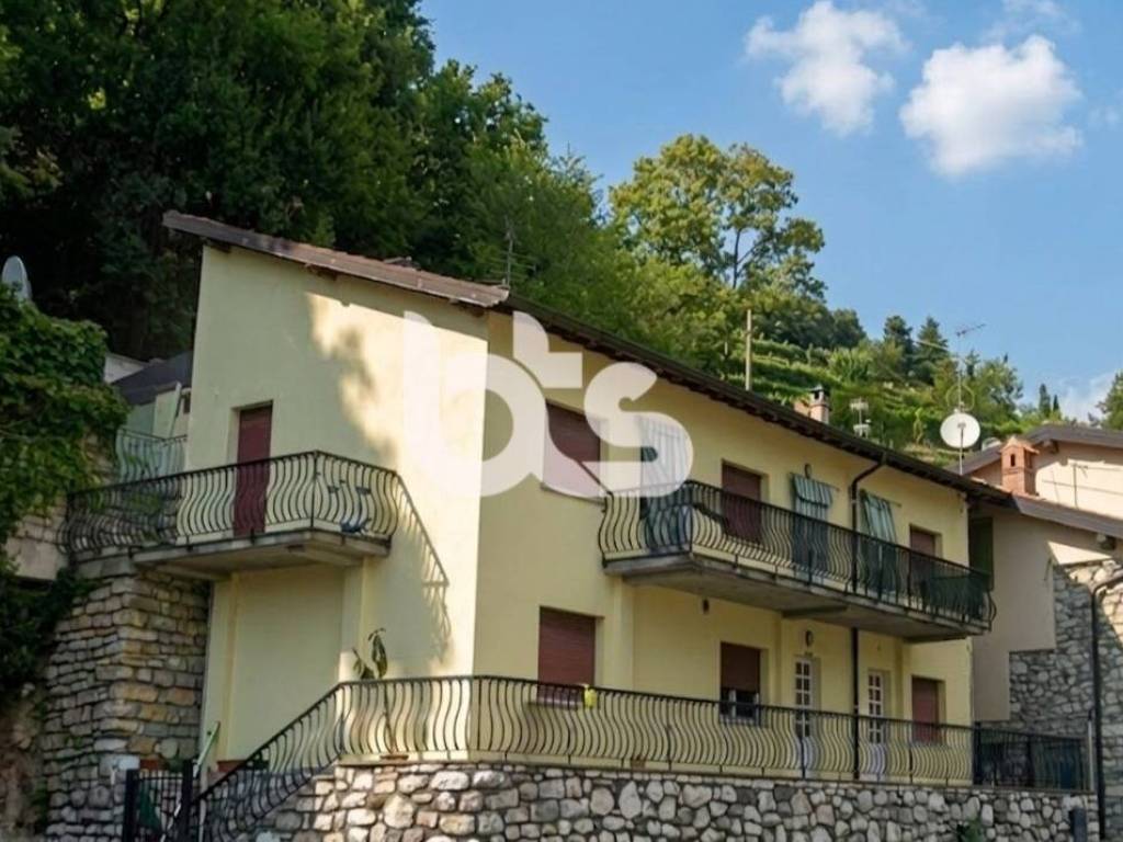 casa indipendente in vendita ad Adrara San Martino