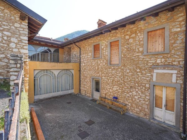 casa indipendente in vendita ad Adrara San Martino