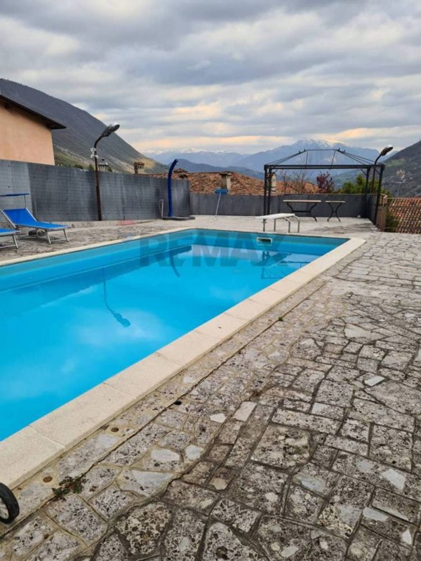 casa indipendente in vendita ad Adrara San Martino