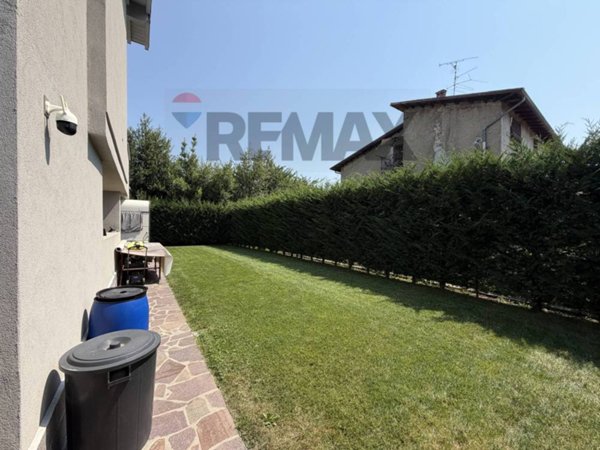 casa indipendente in vendita ad Adrara San Martino