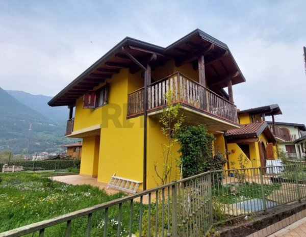 casa indipendente in vendita ad Adrara San Martino
