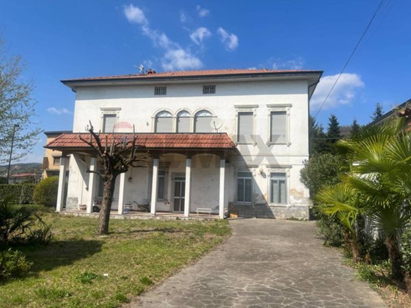 casa indipendente in vendita ad Adrara San Martino