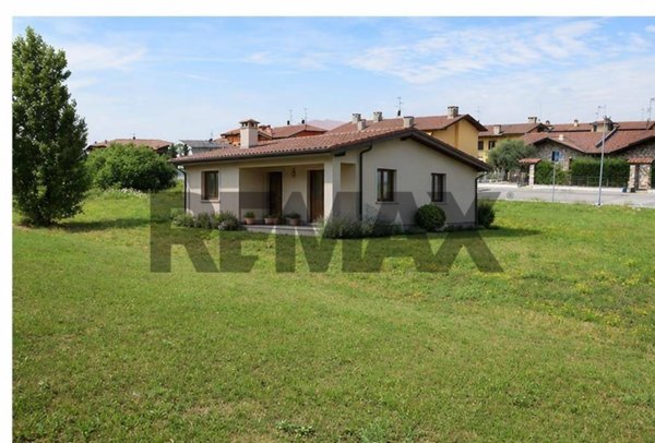 casa indipendente in vendita ad Adrara San Martino