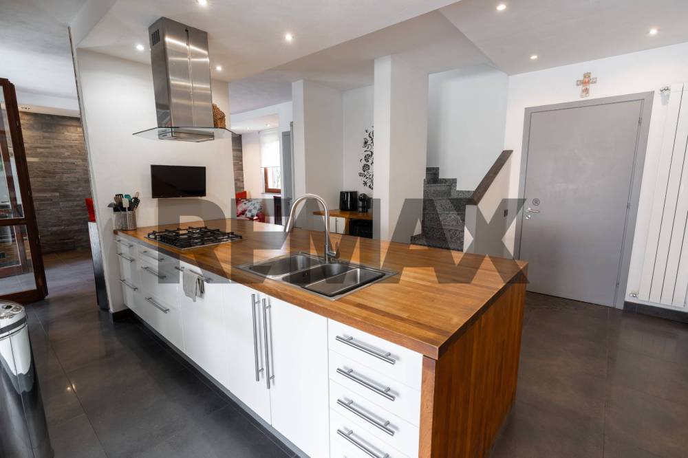 casa indipendente in vendita ad Adrara San Martino