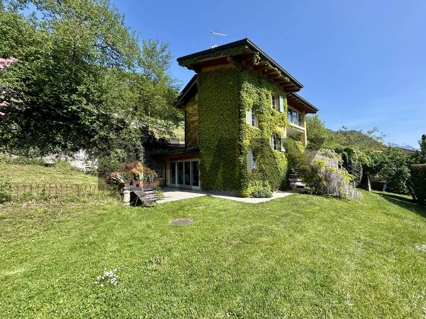casa indipendente in vendita ad Adrara San Martino