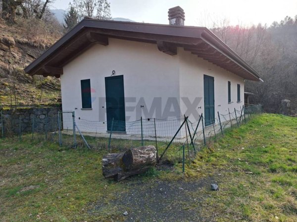 casa indipendente in vendita ad Adrara San Martino