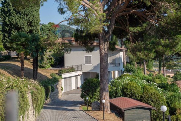 casa indipendente in vendita ad Adrara San Martino