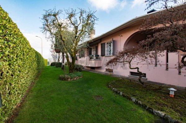 casa indipendente in vendita ad Adrara San Martino