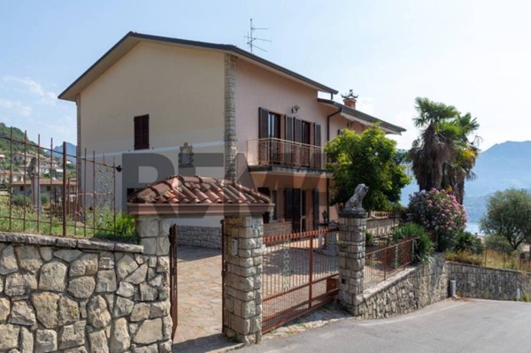 casa indipendente in vendita ad Adrara San Martino