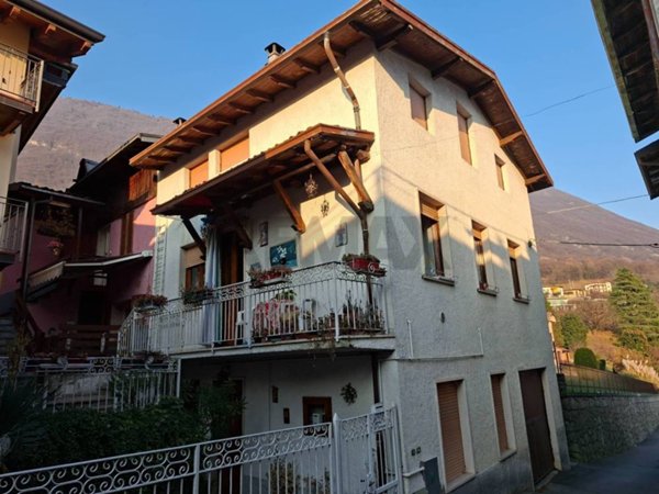 casa indipendente in vendita ad Adrara San Martino