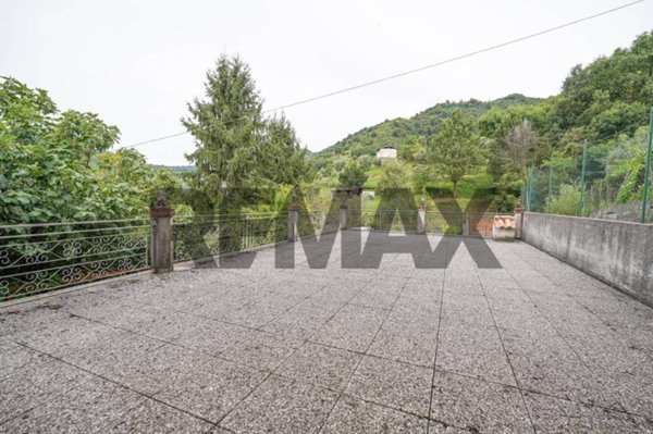 casa indipendente in vendita ad Adrara San Martino