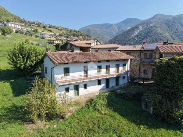 casa indipendente in vendita ad Adrara San Martino