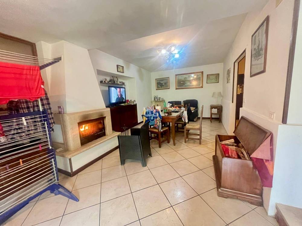 casa indipendente in vendita ad Adrara San Martino