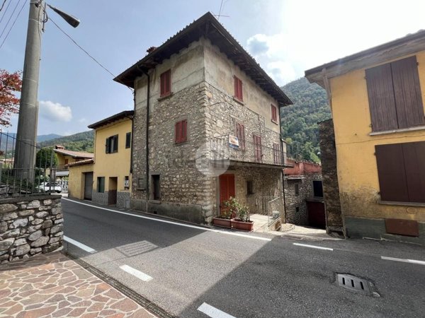 casa indipendente in vendita ad Adrara San Martino