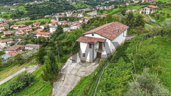 casa indipendente in vendita ad Adrara San Martino