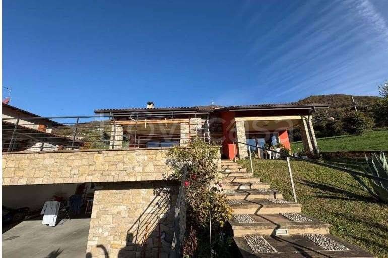 casa indipendente in vendita ad Adrara San Martino